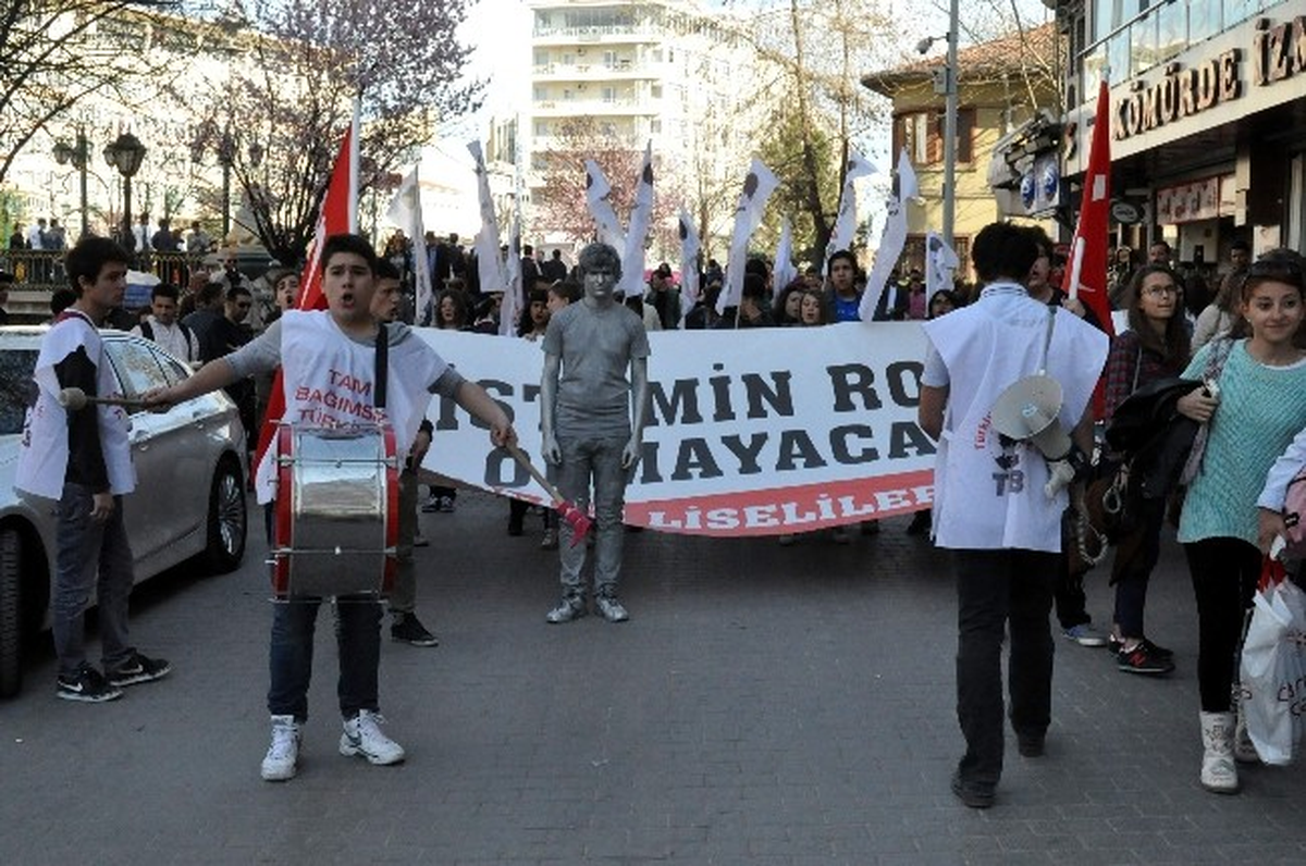 Liseli Öğrencilerden Ygs Protestosu