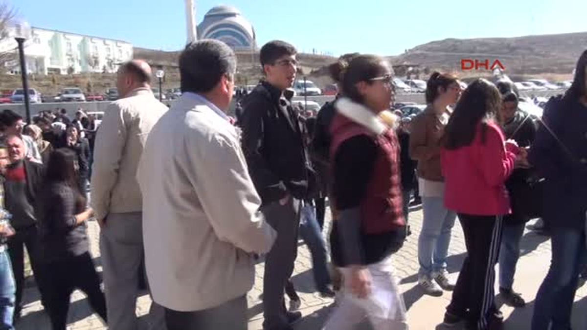 Öğrenciler Ygs\'de Ter Dökerken Aileleri Bahçede Kuran Okudu