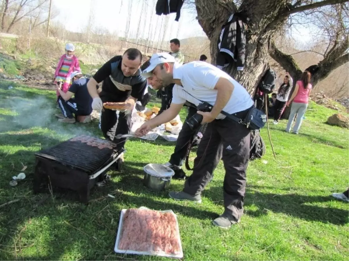 Öğretmenler Pişirdi, Öğrenciler Yedi