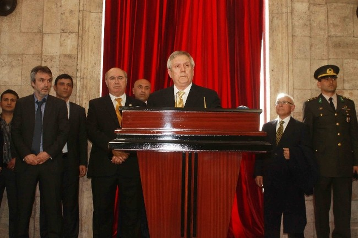 On Binlerce Fenerbahçeli Anıtkabir\'e Akın Etti