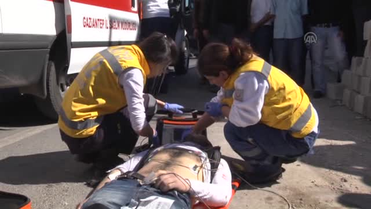 Otomobil direğe çarptı: 1 ölü, 3 yaralı -