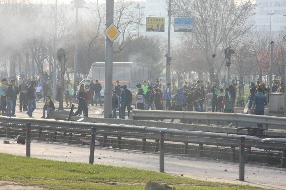 Polisi Taşlayan Gruba Toma\'lı Müdahale