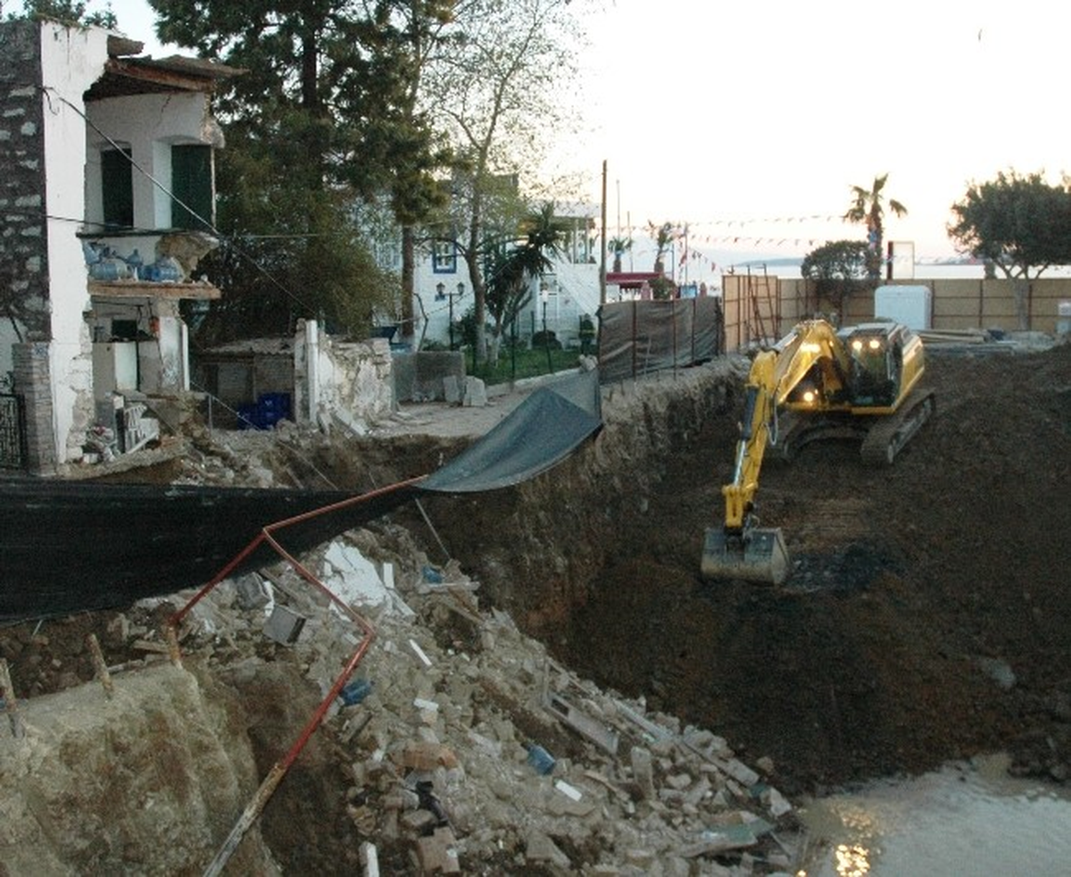 Temel Kazısı, Yol ve Ev Yıktı
