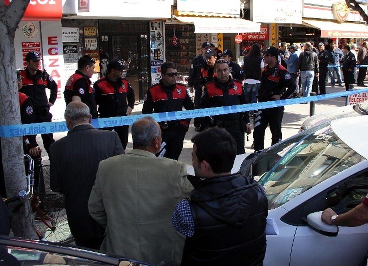 Alacağını Vermeyen Kardeşini ve Amcasının Oğlunu Vurdu