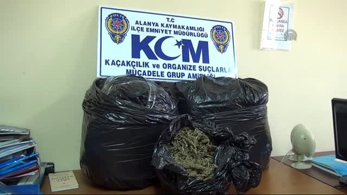 Alanya\'da Bir Kişinin Üzerinde 1 Kilo 72 Gram Kubar Esrar Bulundu