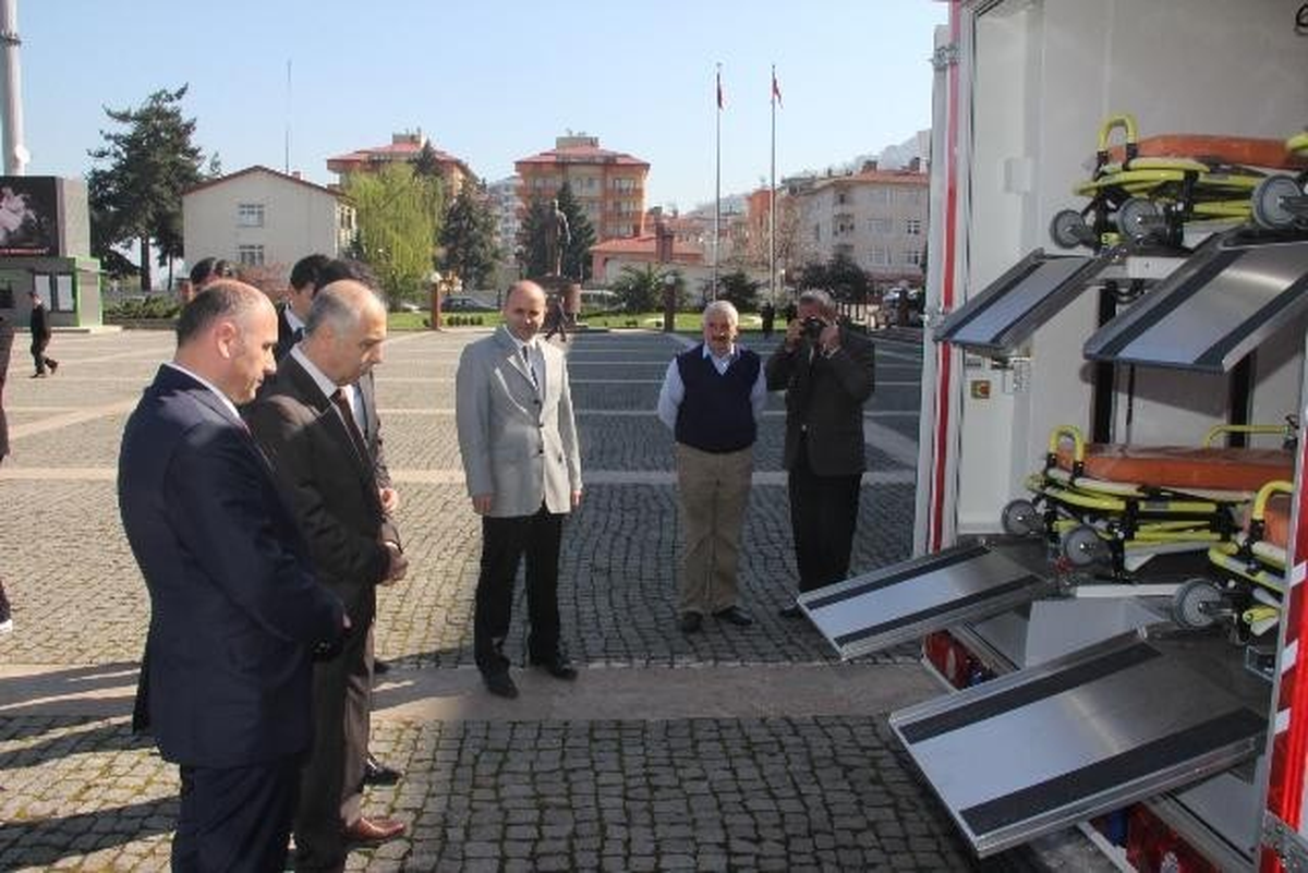 Vali Karahan, Yeni Ambulası İnceledi