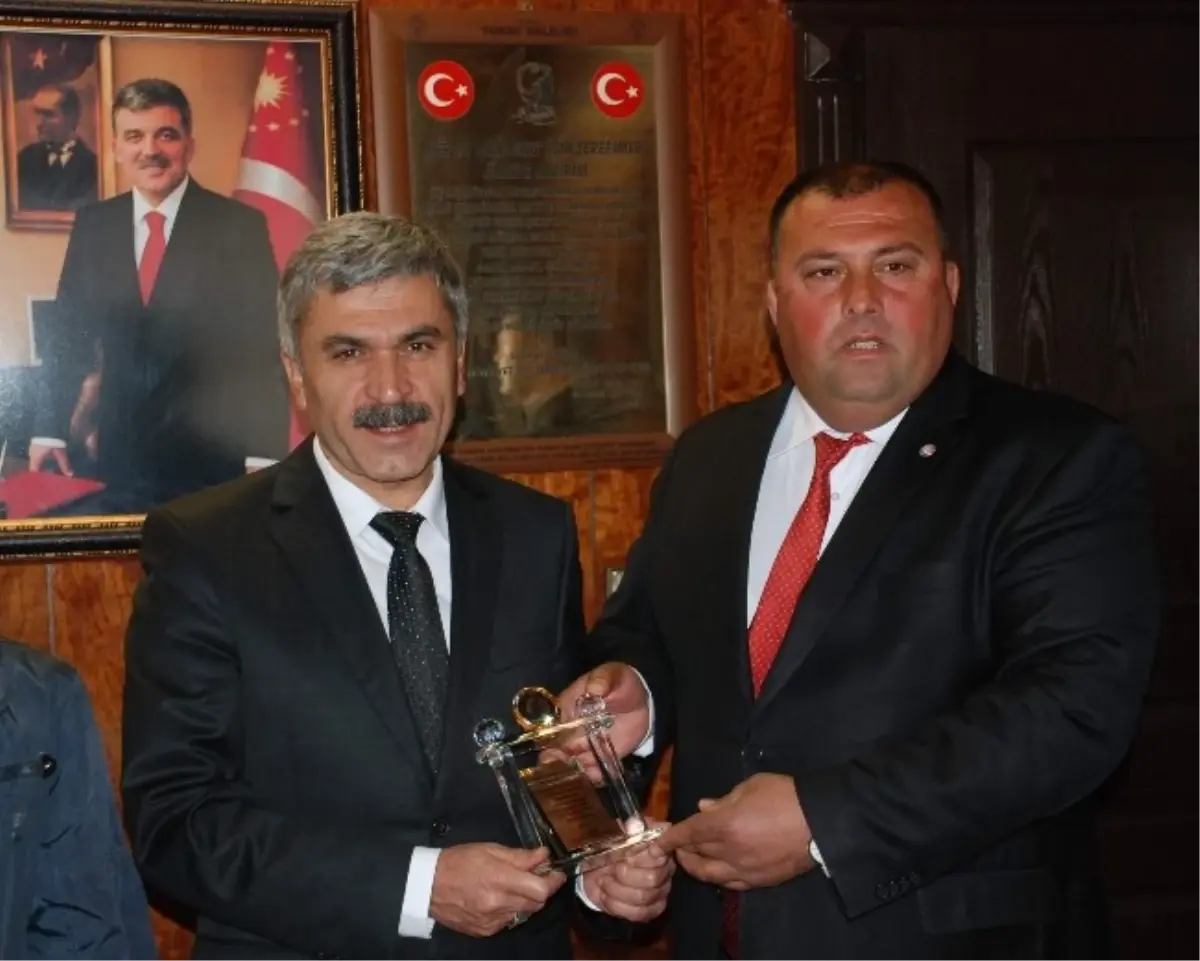 Başkan Çiçek\'e Plaket