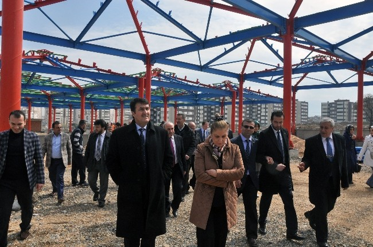 Dündar, Hamitler Kapalı Pazar Yerini Gezdi
