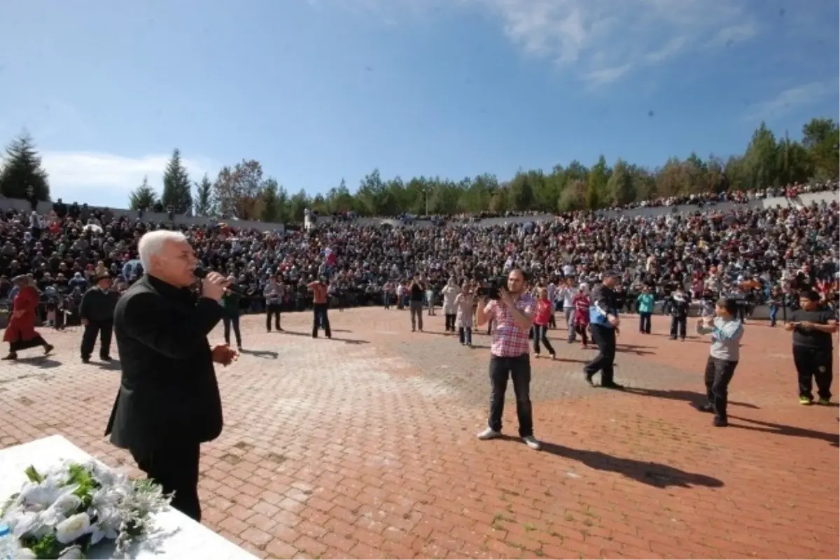 Gediz\'de Nihat Hatipoğlu Konferansına Yoğun İlgi