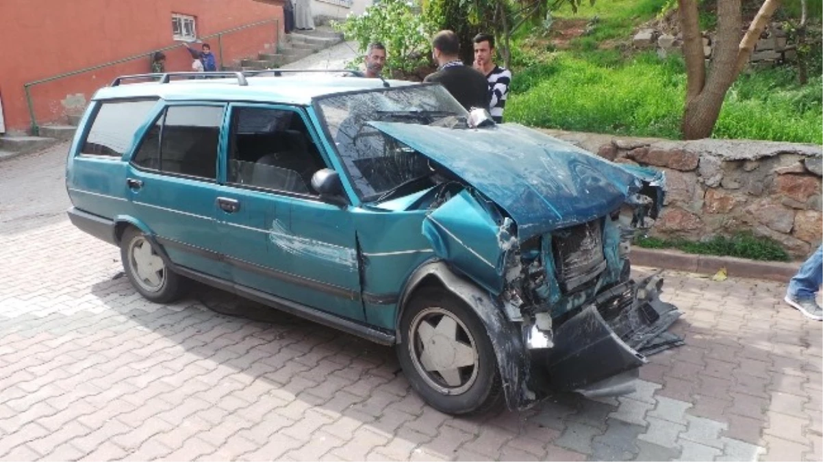 Kontrolden Çıkan Otomobil Duvara Çarptı: 4 Yaralı