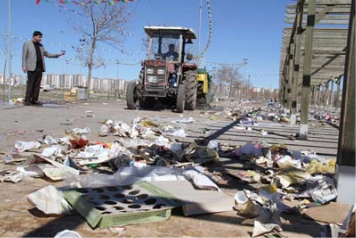 Nevruz Alanında 40 Ton Çöp Toplandı