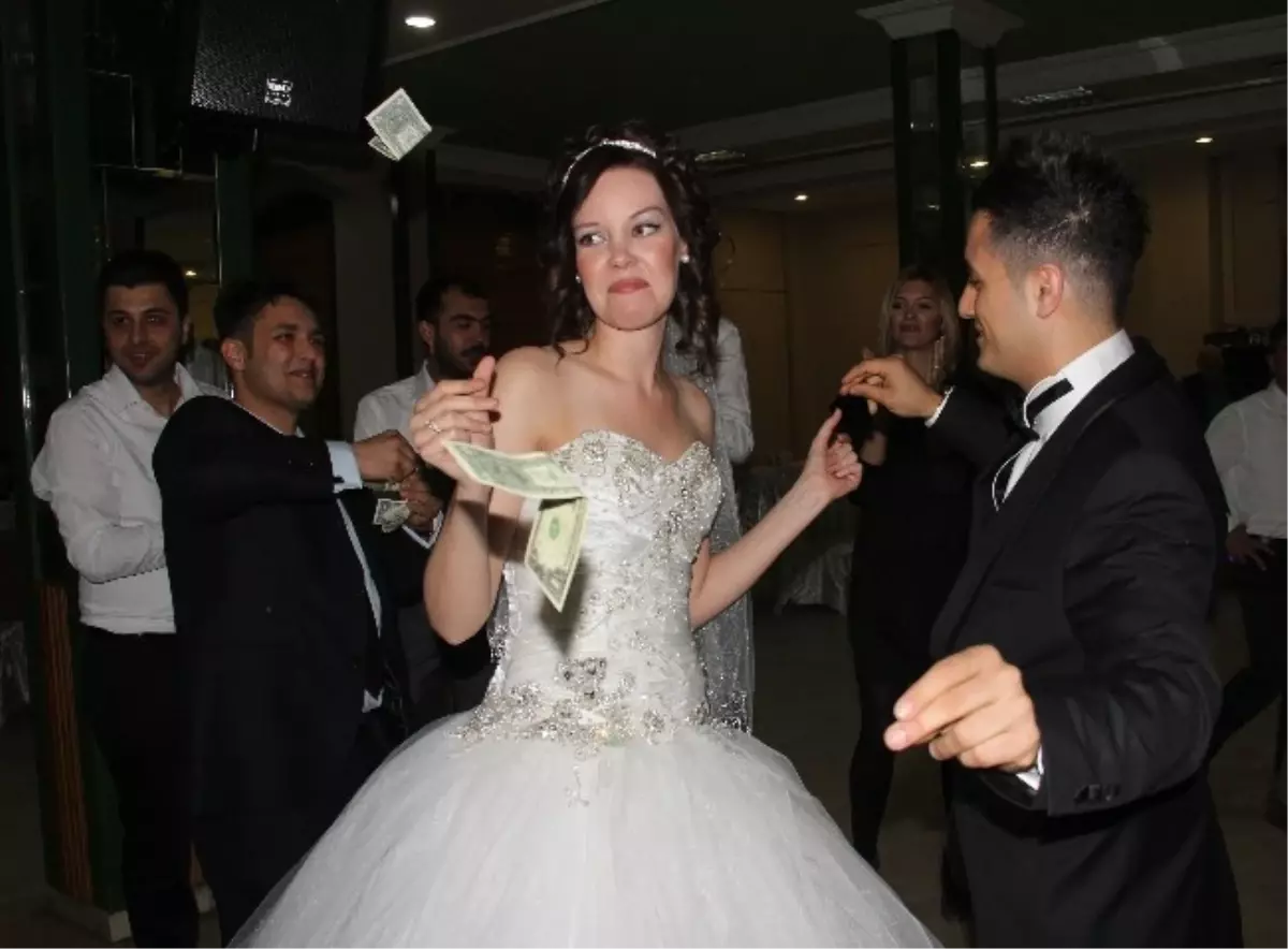 Norveçli Gelin Türk Müzikleri ile Dans Etti