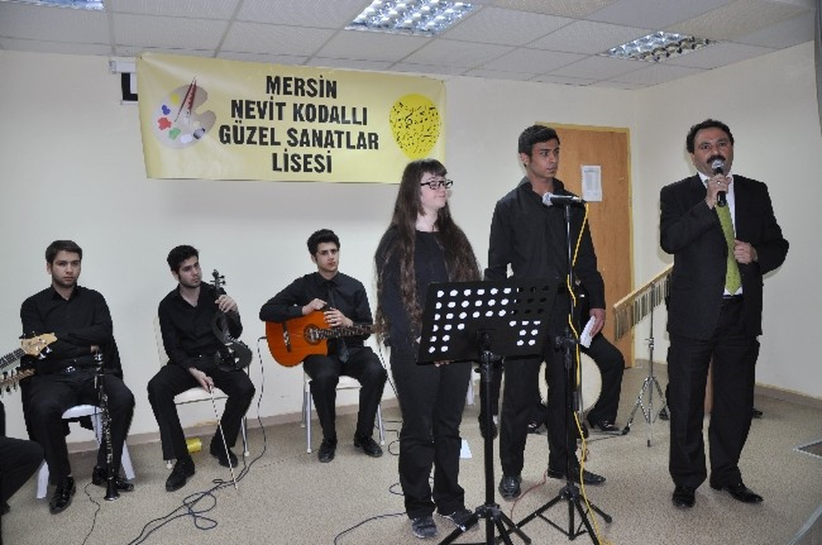 Mersin\'de Öğrenciler Yaşlıları Sevindirdi