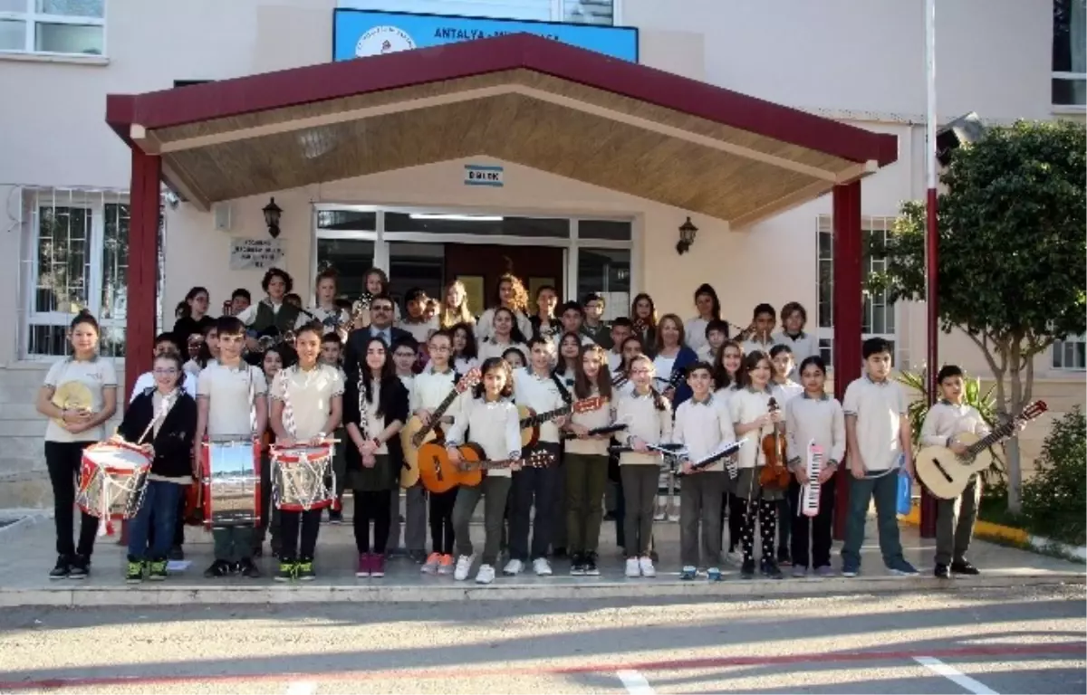 Devlet Okulunda 55 Kişilik İstiklal Marşı Orkestrası