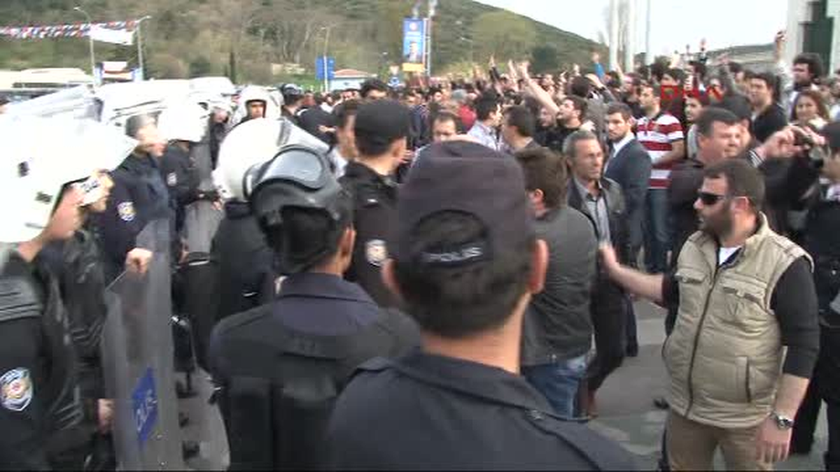 Ak Partililerle Öğrenciler Birbirine Girdi
