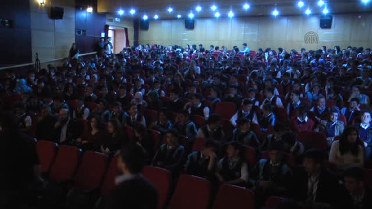 Hakkari\'de Tiyatro Oyunuyla Madde Bağımlılığı Uyarısı