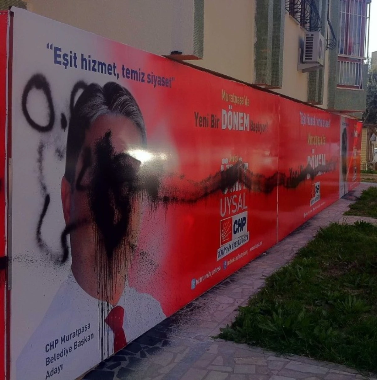 Uysal\'ın Seçim Bürolarındaki Afişler Sprey Boyalarla Tahrip Edildi