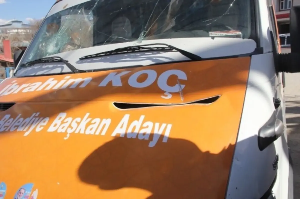 AK Parti'li Koç'un Aracına Saldırı