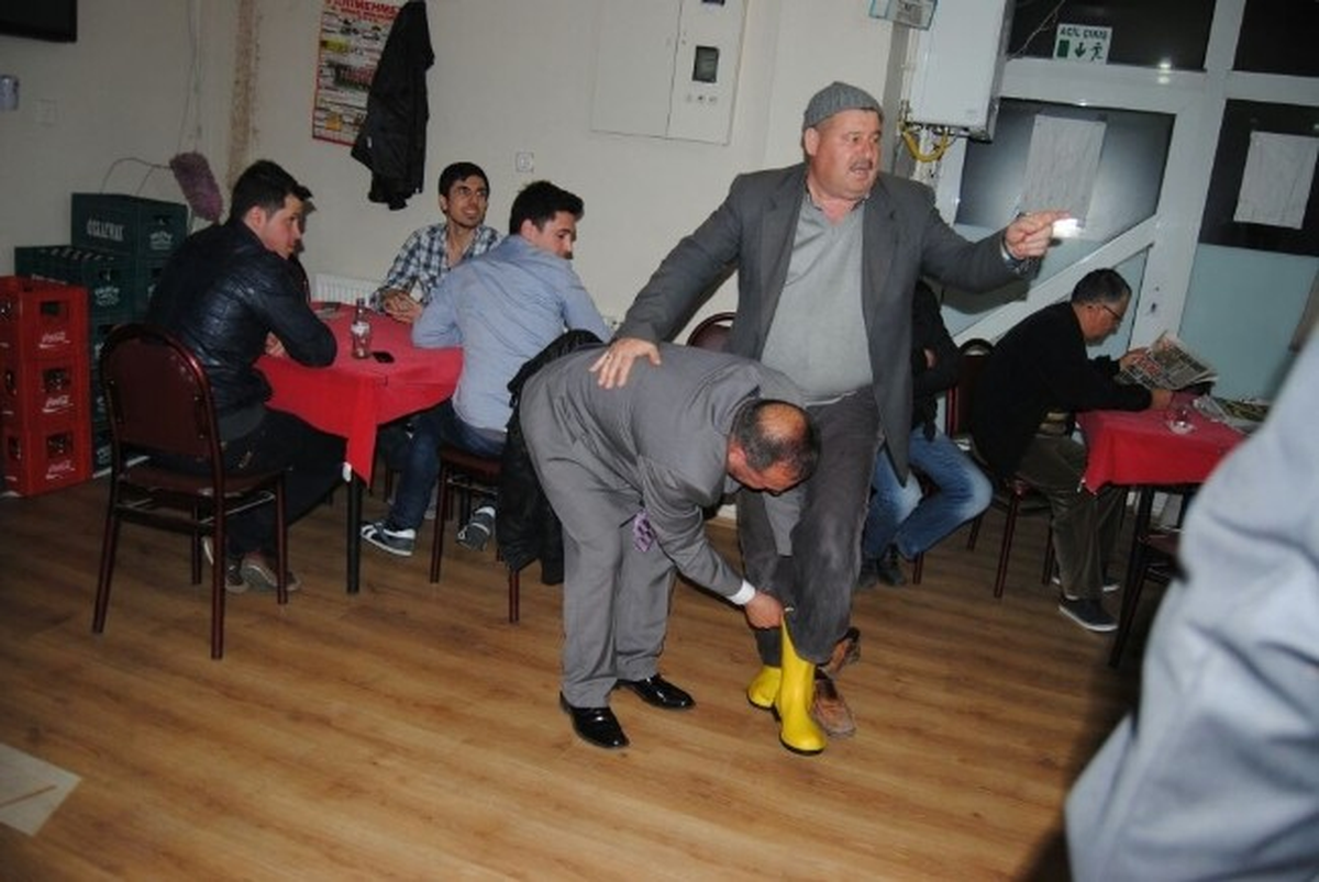 Başkan Adayı Vatandaşa Elleriyle Çizme Giydirdi