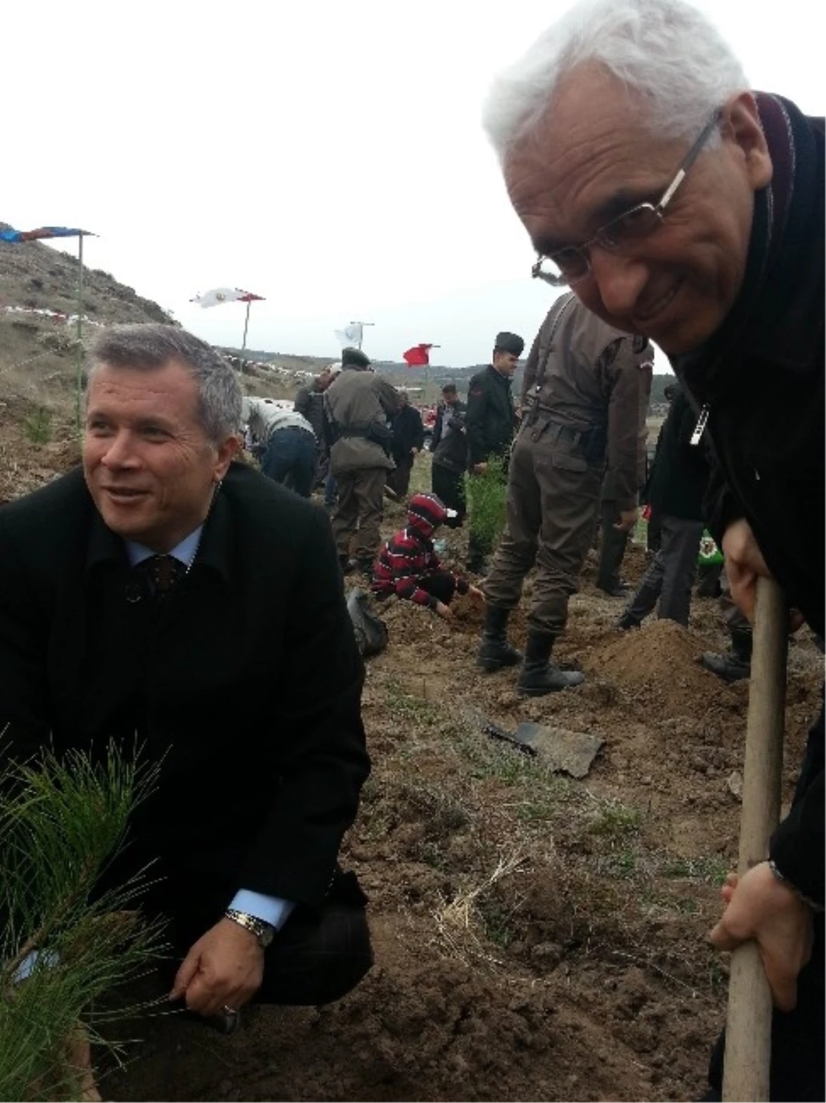 Başkan Tunçoğlu, Müdür Gülnaz ile \'Dostluk Ağacı\' Dikti