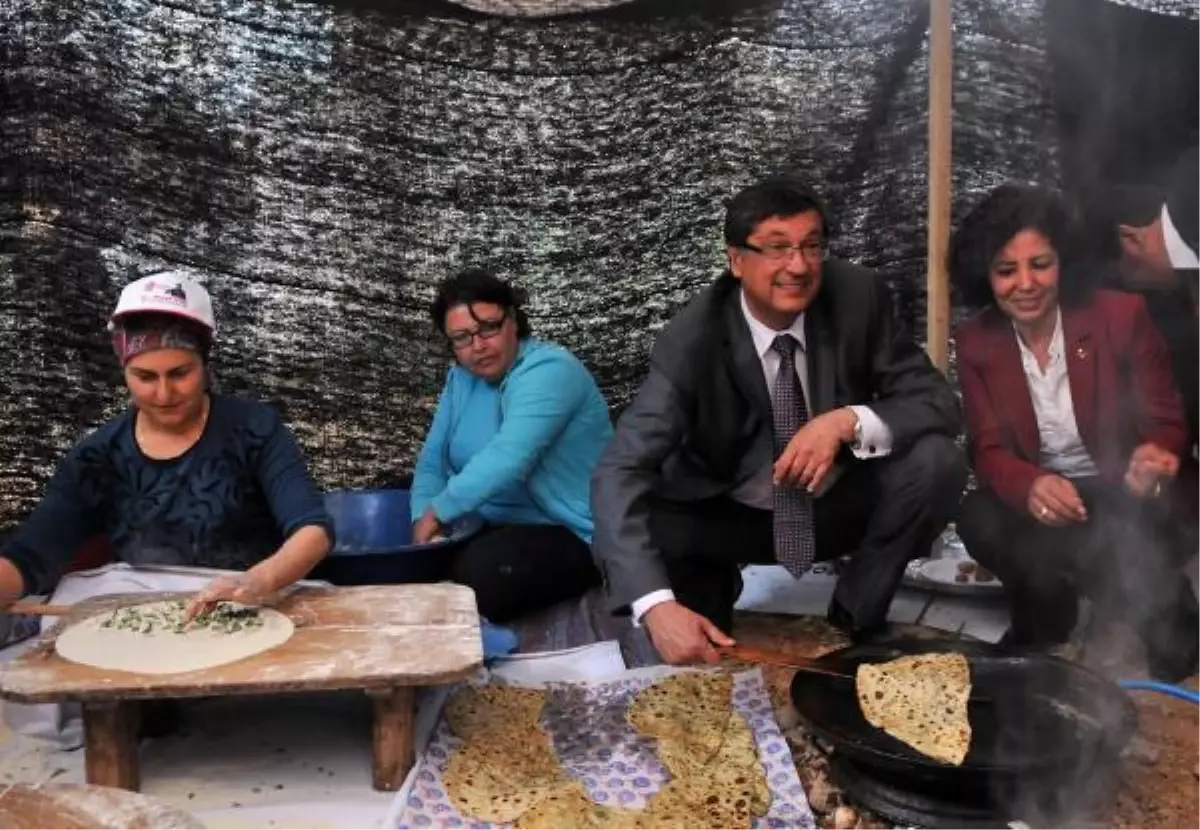 Belediye Binasının Önüne "Türk Otağı" Kurarak Seçim Kampanyası Yaptı