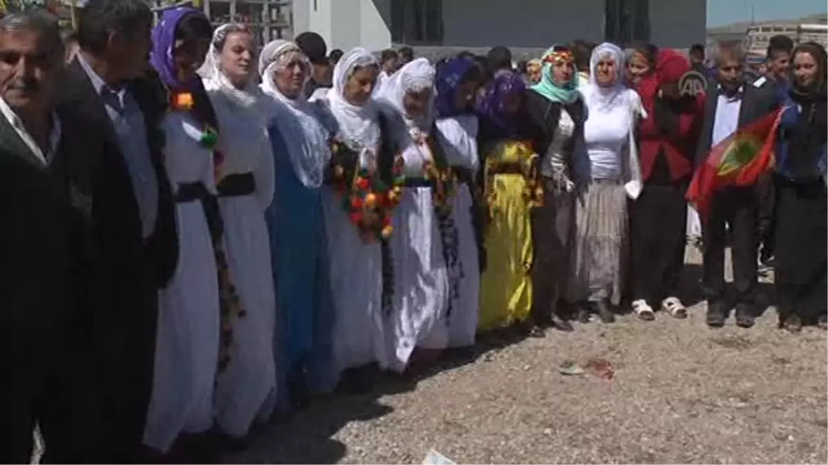 Cizre\'de nevruz etkinliği - izinsiz gösteriye polis müdahalesi