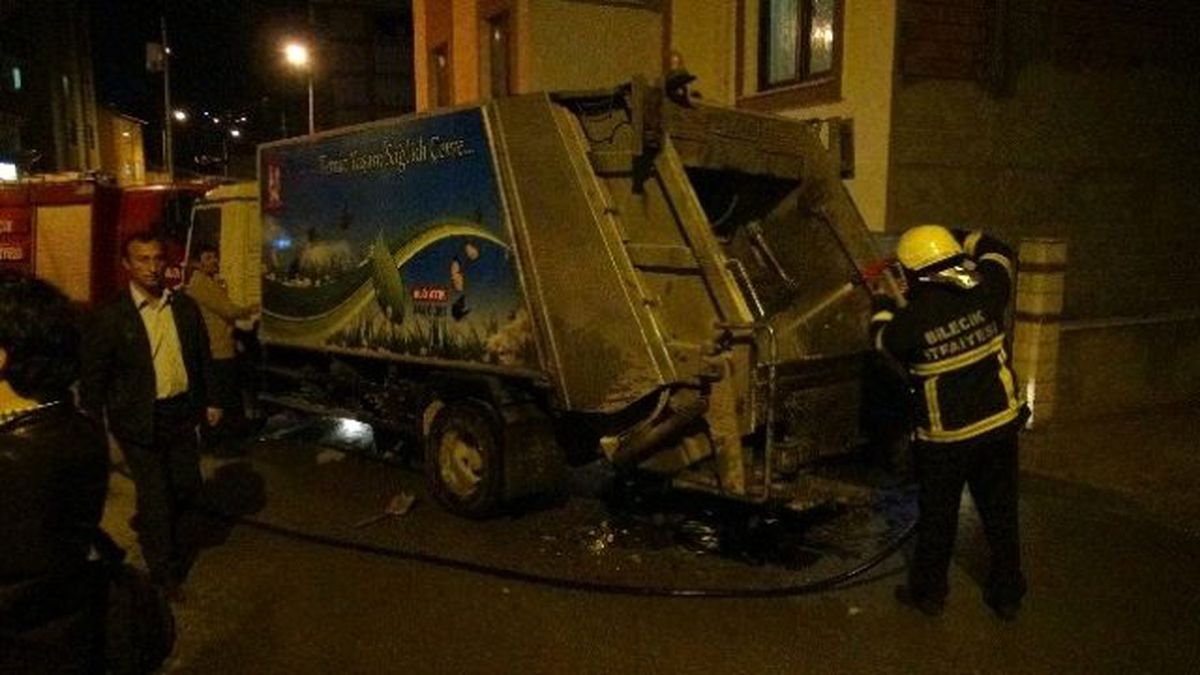 Bilecik\'te Çöp Toplayan Kamyon Alev Aldı