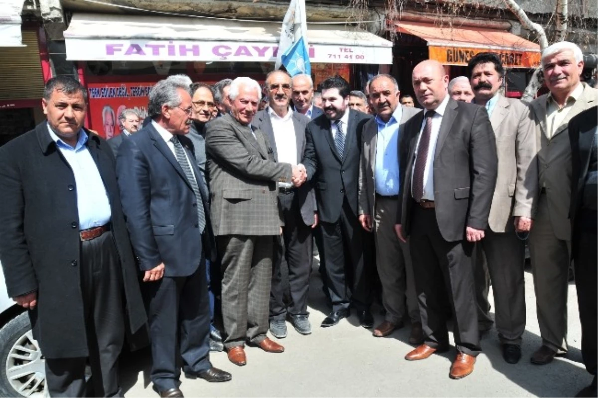 Eski CHP\'li Savcı Sayan, AK Parti İlçe Teşkilatını Ziyaret Etti