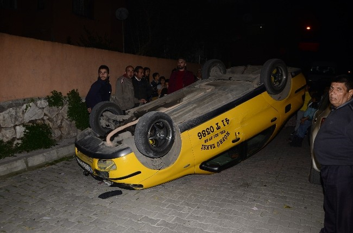 İzmit'te Freni Patlayan Taksi Takla Attı: 1 Yaralı