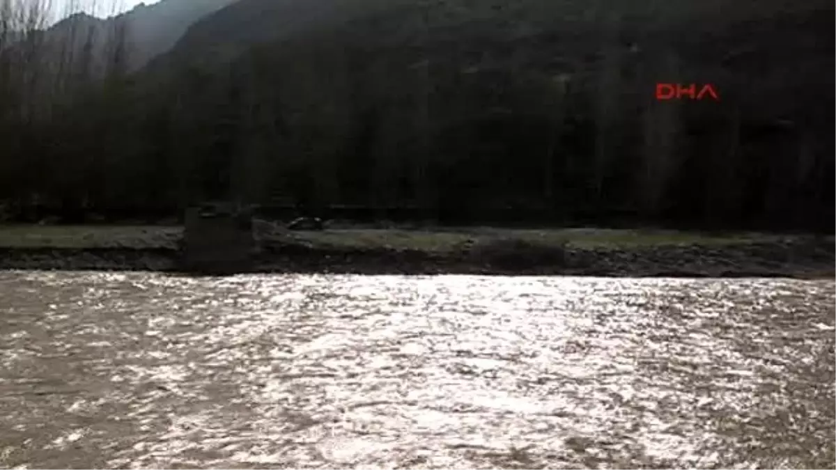 Köylüler Asma Köprüleri Yıkılınca Yenisini Yapmaya Başladılar