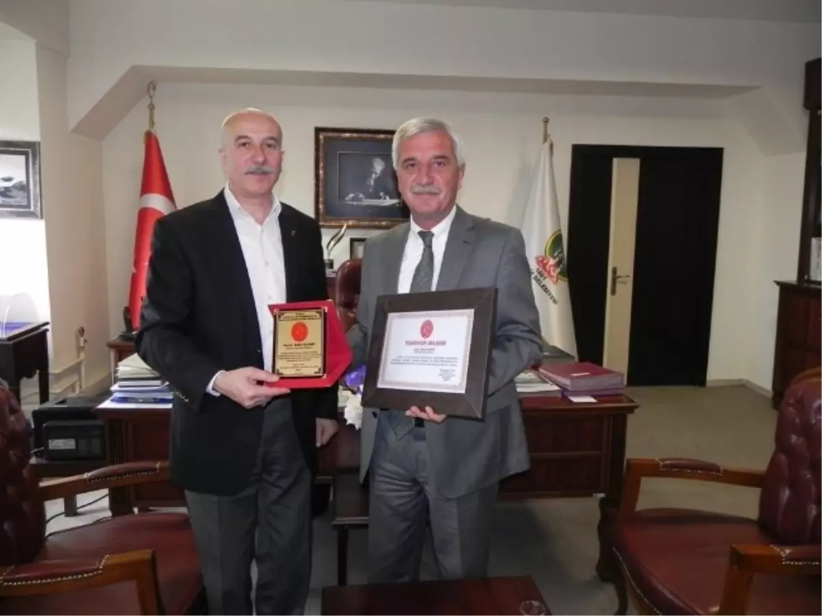 Ödemiş Belediyesi Plaketleriyle Başarısını Taçlandırıyor