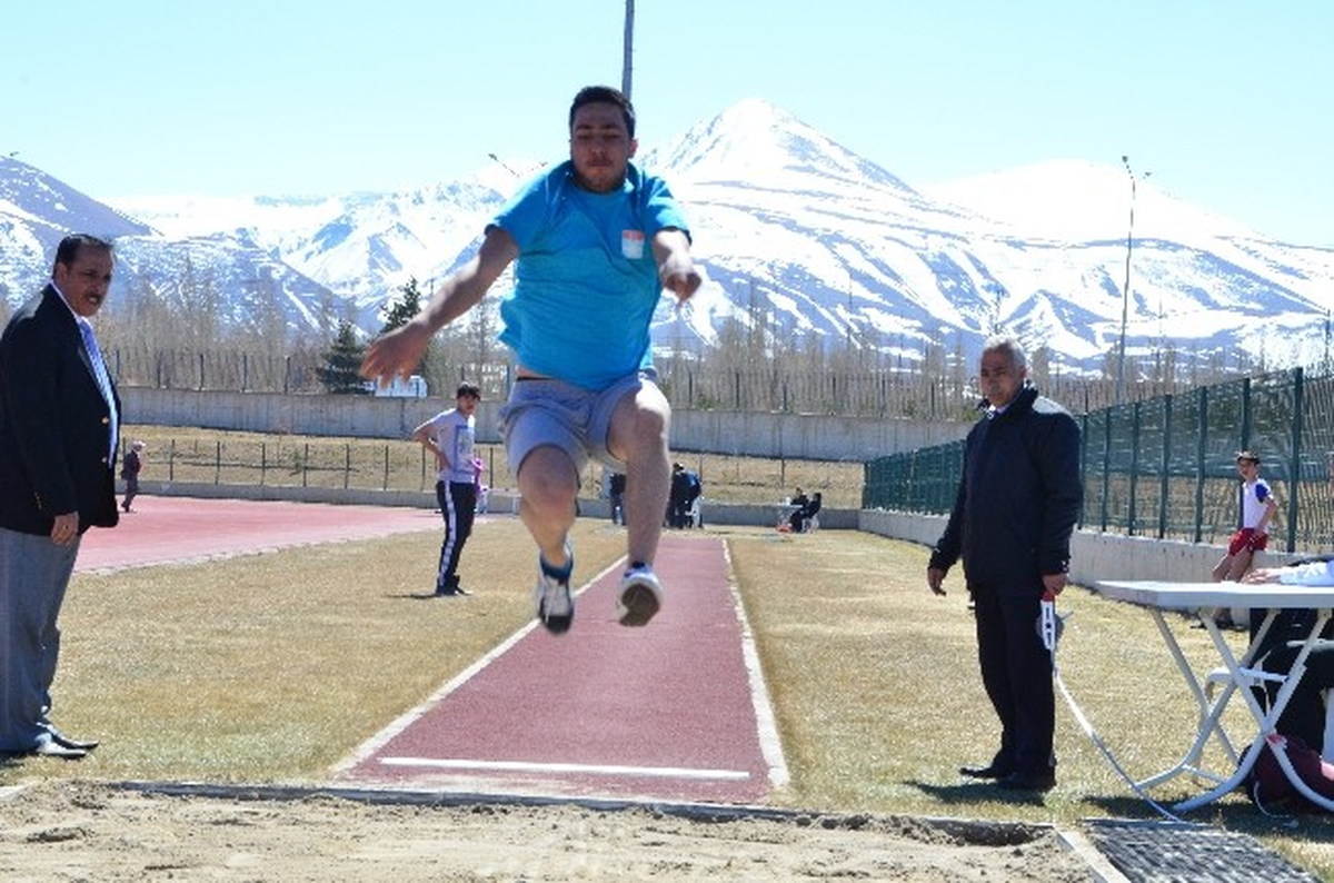 Atletizmde İlk Madalyalar Verildi