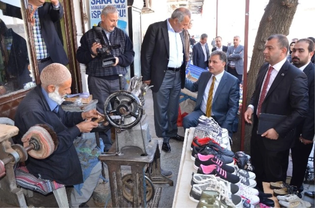 Ayakkabısını Tamir Ettiren Malatya Belediye Başkanı Ahmet Çakır, Seçim Çalışması Yaptı