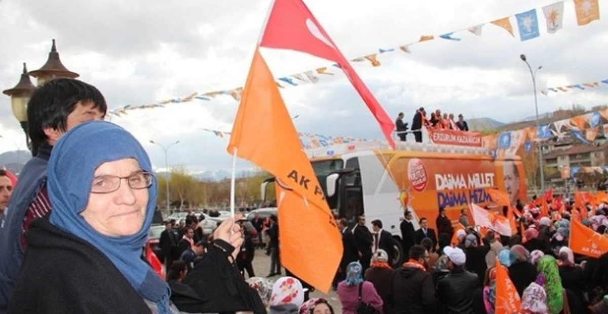 Bakan Efkan Ala\'yı Mitingde Annesi de İzledi