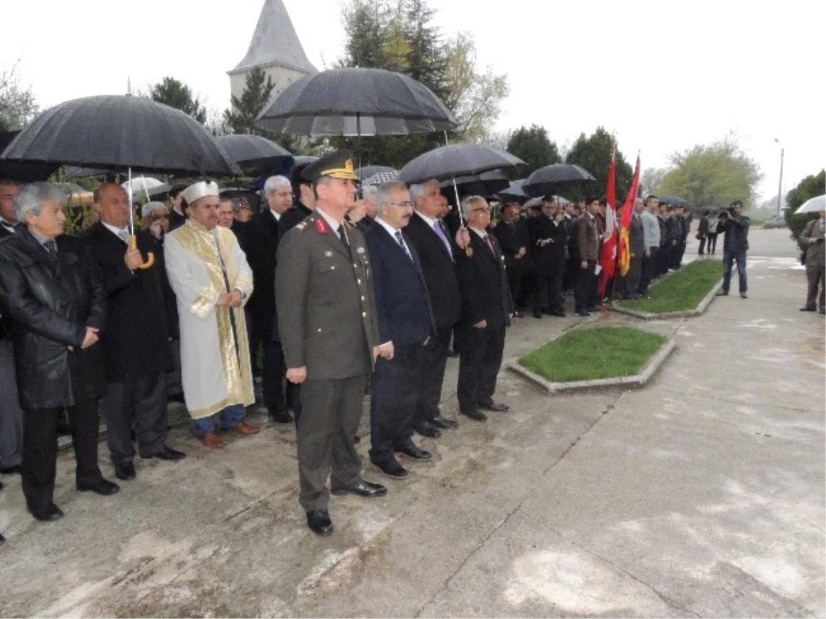 Balkan Şehitlerine Yağmur Altında Tören