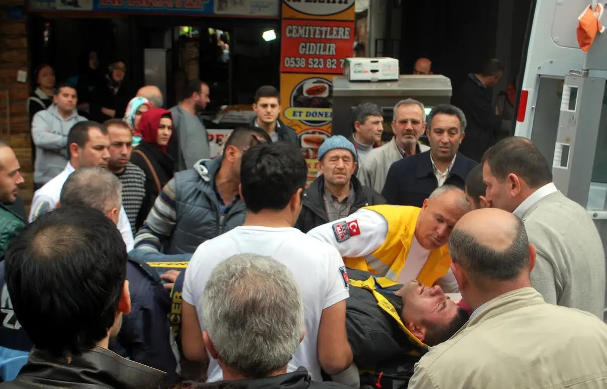 Balkondan Kopan Mermer Parçası, Yayanın Üstüne Düştü