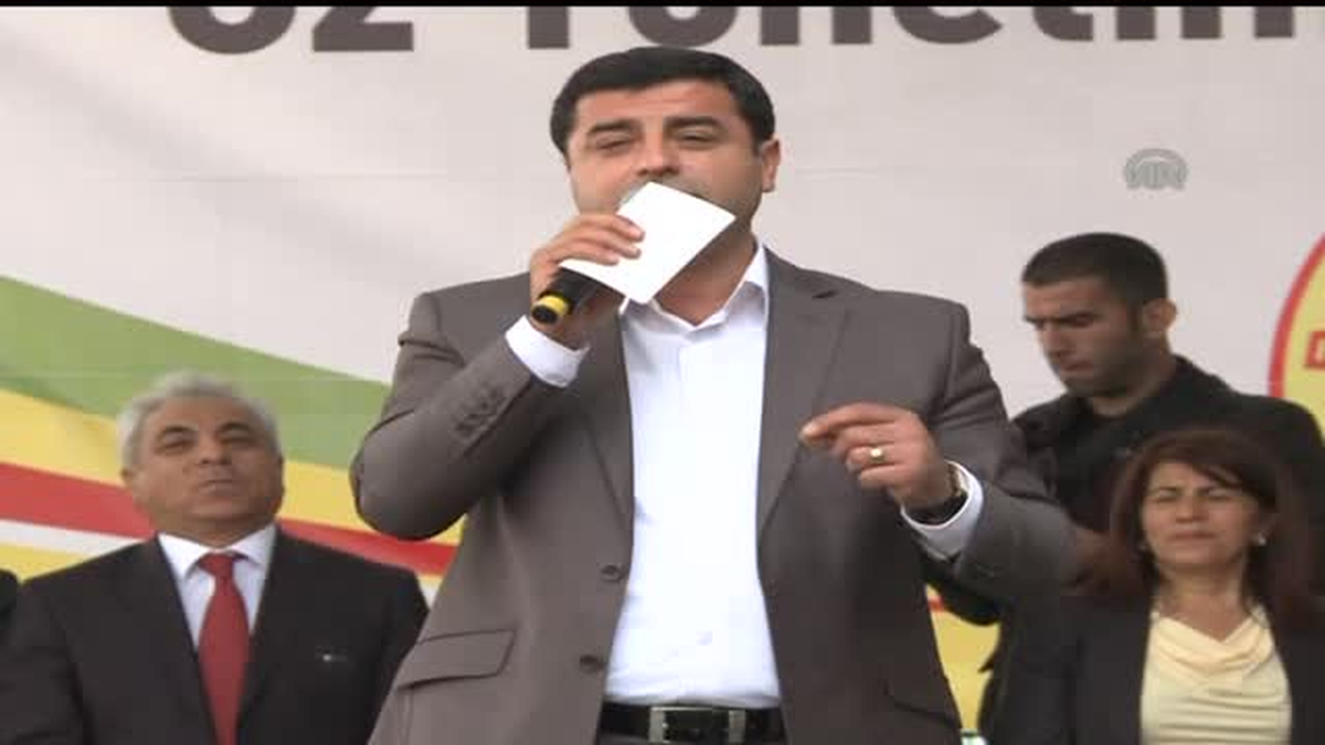 Demirtaş: \'\'Bunların şapkası düştü, kelleri göründü" -