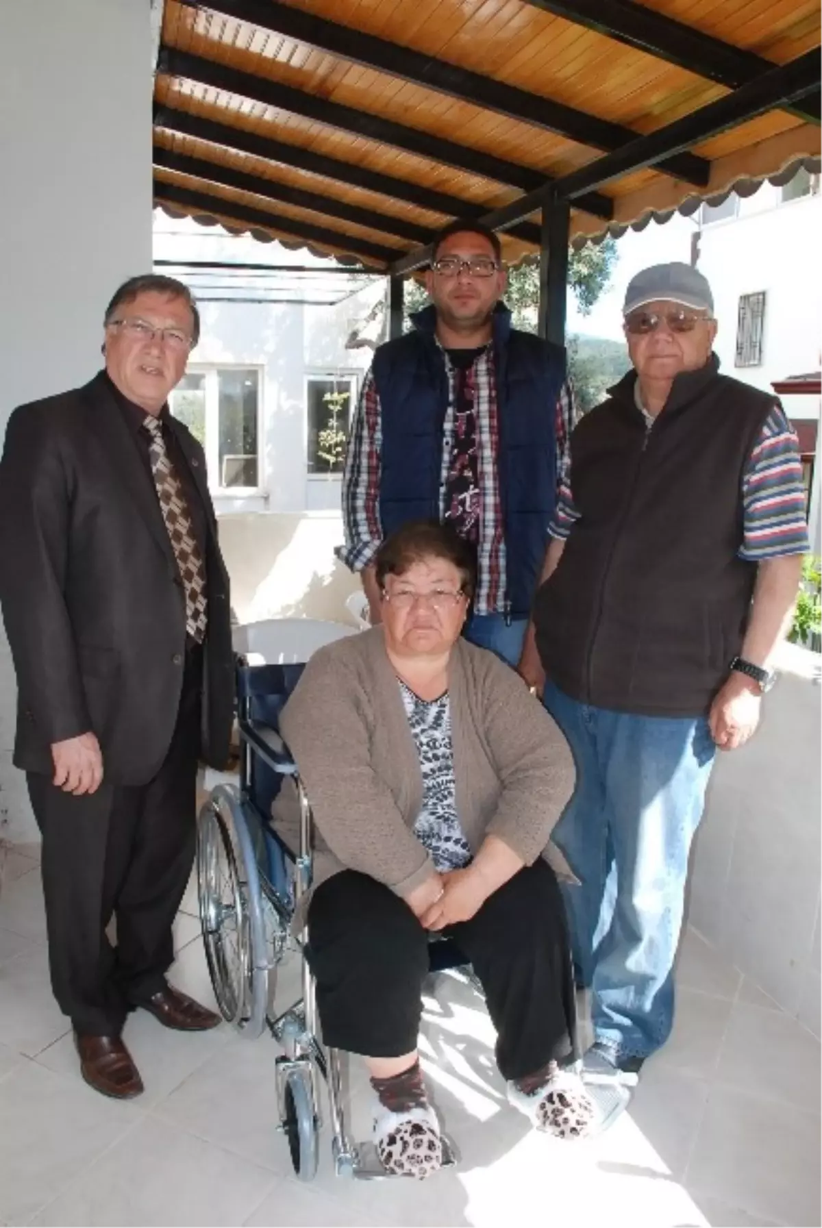 Didim Esnaf Odasından Engelli Vatandaşa Tekerlekli Sandalye Bağışı