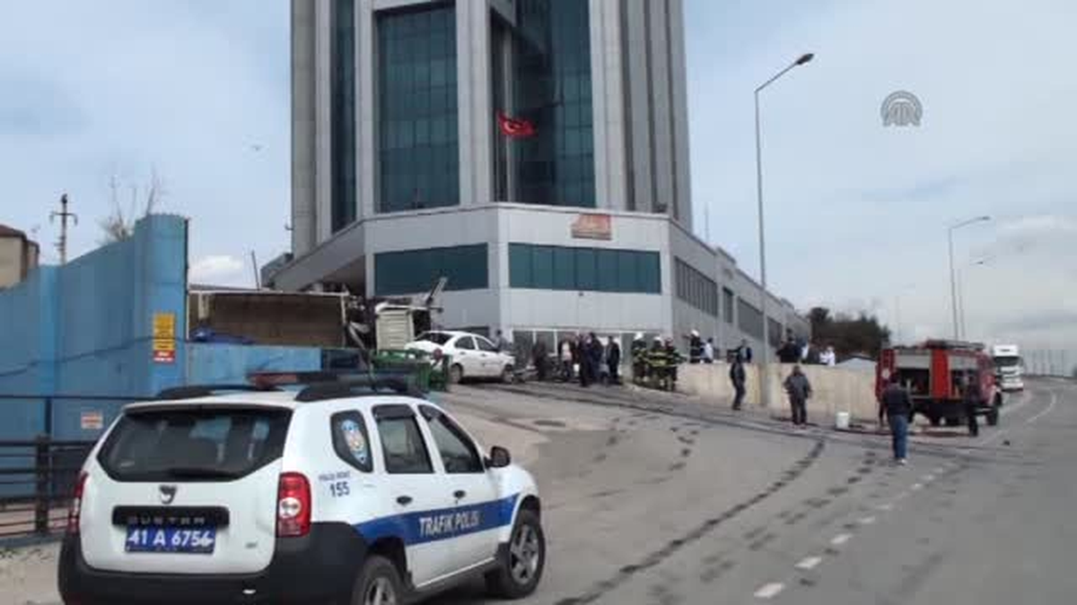 Freni boşalan kamyon, 7 otomobile çarptı -