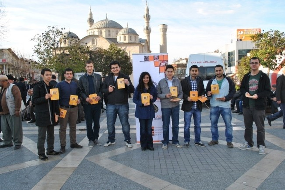 Gençler, "Hazinemiz Ailemiz" Broşürü Dağıttı