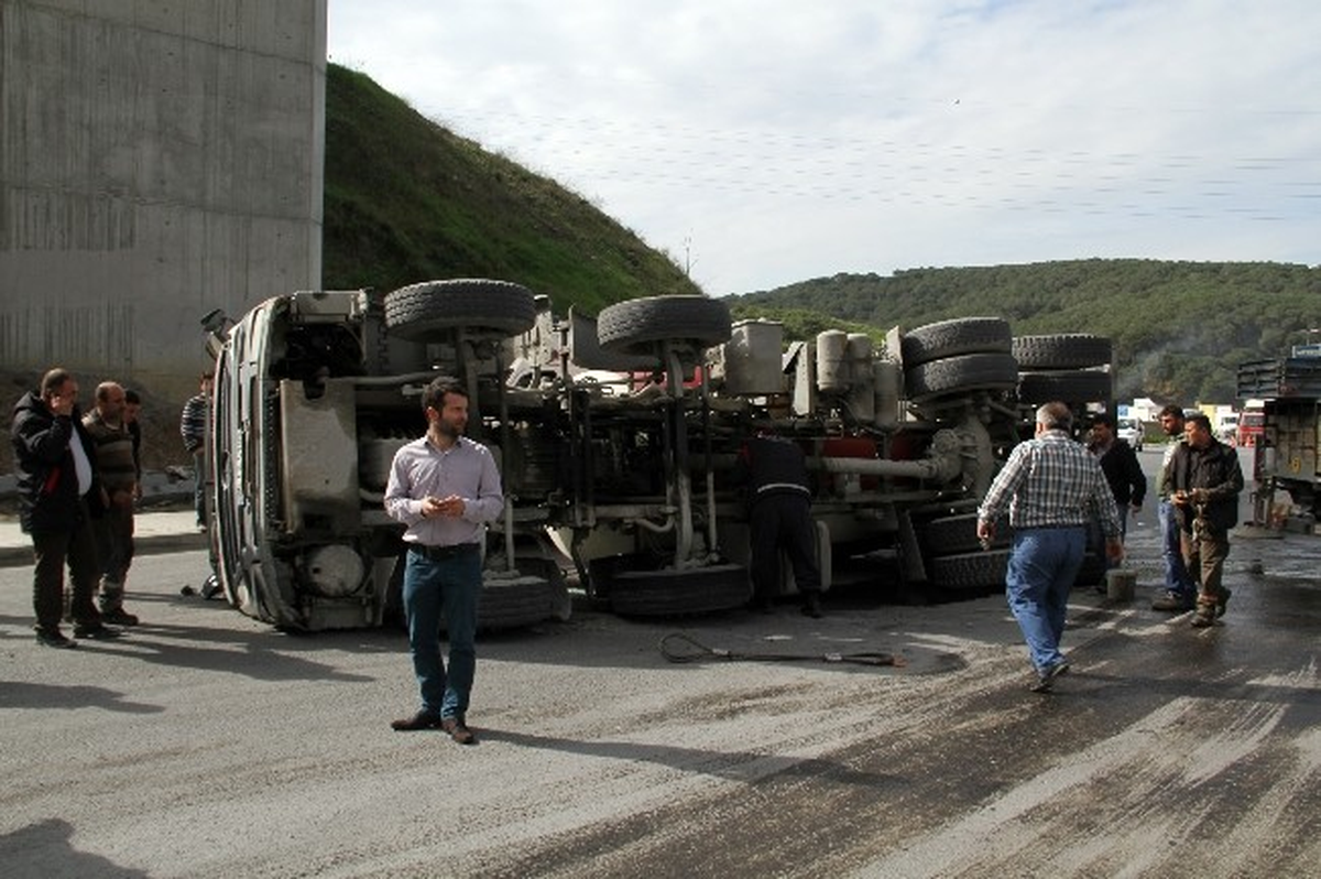 Kağıthane\'de Aşırı Hızlı Beton Mikseri Devrildi