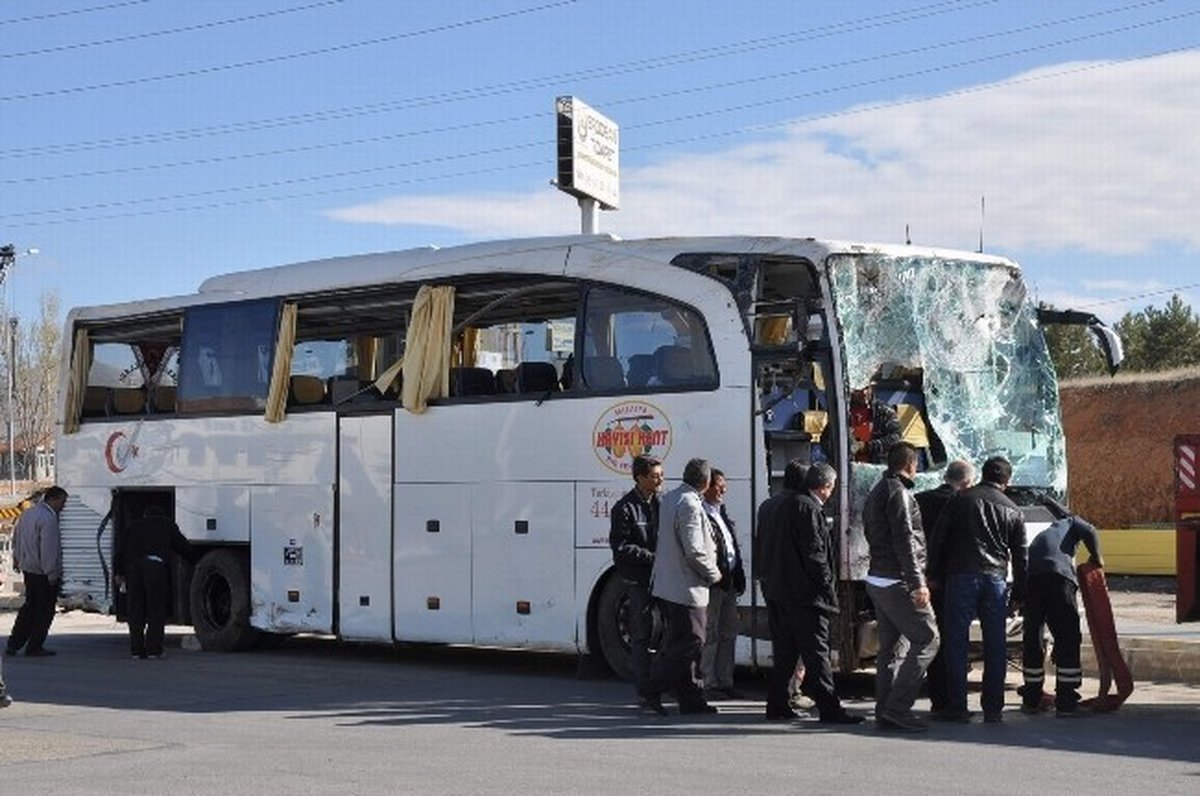 Kırşehir\'de Otobüs Yan Yattı: 21 Yaralı