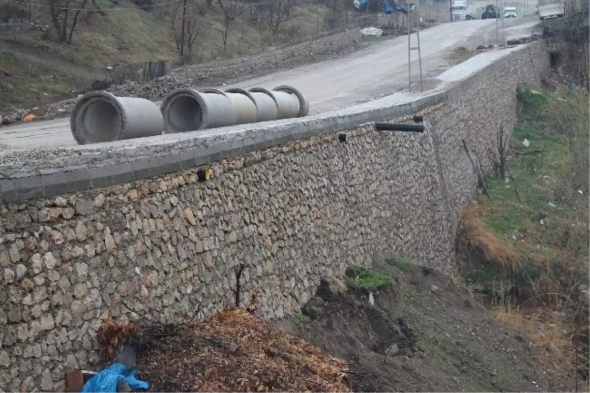 Korkuluğu Olmayan Duvar Tehlike Saçıyor