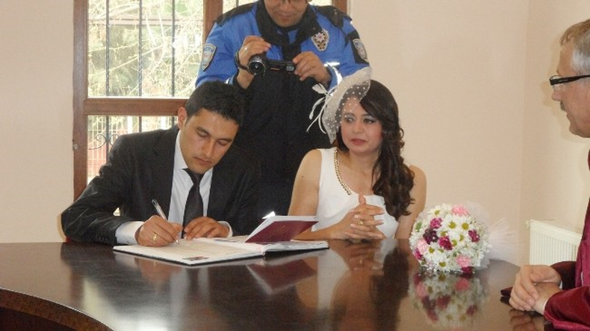 Polis Sevgililer Nikah Masasında Kelepçelendi