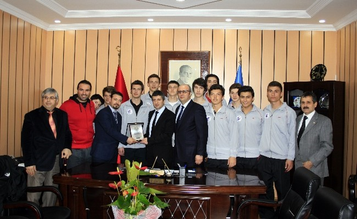 Şampiyon Tredaşspor\'dan Gençlik Hizmetleri ve Spor İl Müdürü Cengiz Mete\'ye Ziyaret