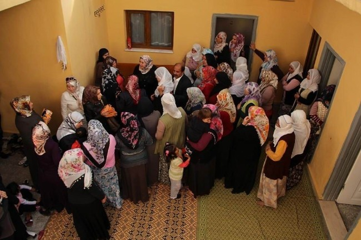 Diyarbakır\'da AK Partili Kadınlar Ev Ziyaretini Sürdürüyor