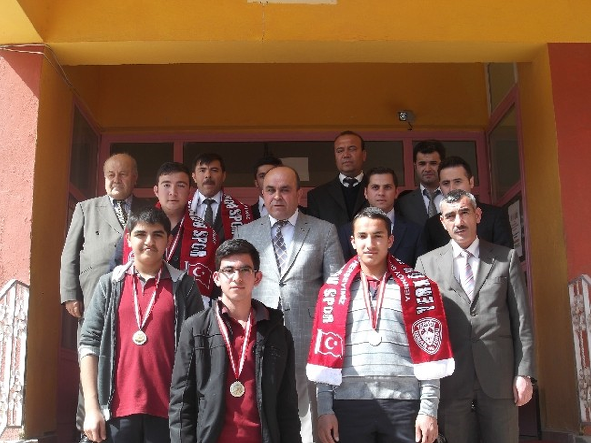 Yerköy Endüstri Meslek Lisesi Öğrencileri Robot Yarışmasında Büyük Başarı Elde Etti