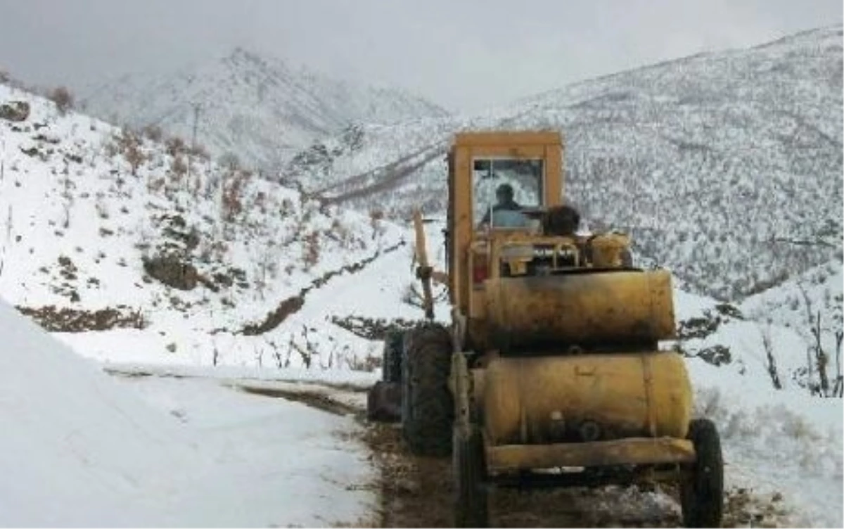 6 Metrelik Kar Birikintisi Temizlenerek Köy Yolu Açıldı
