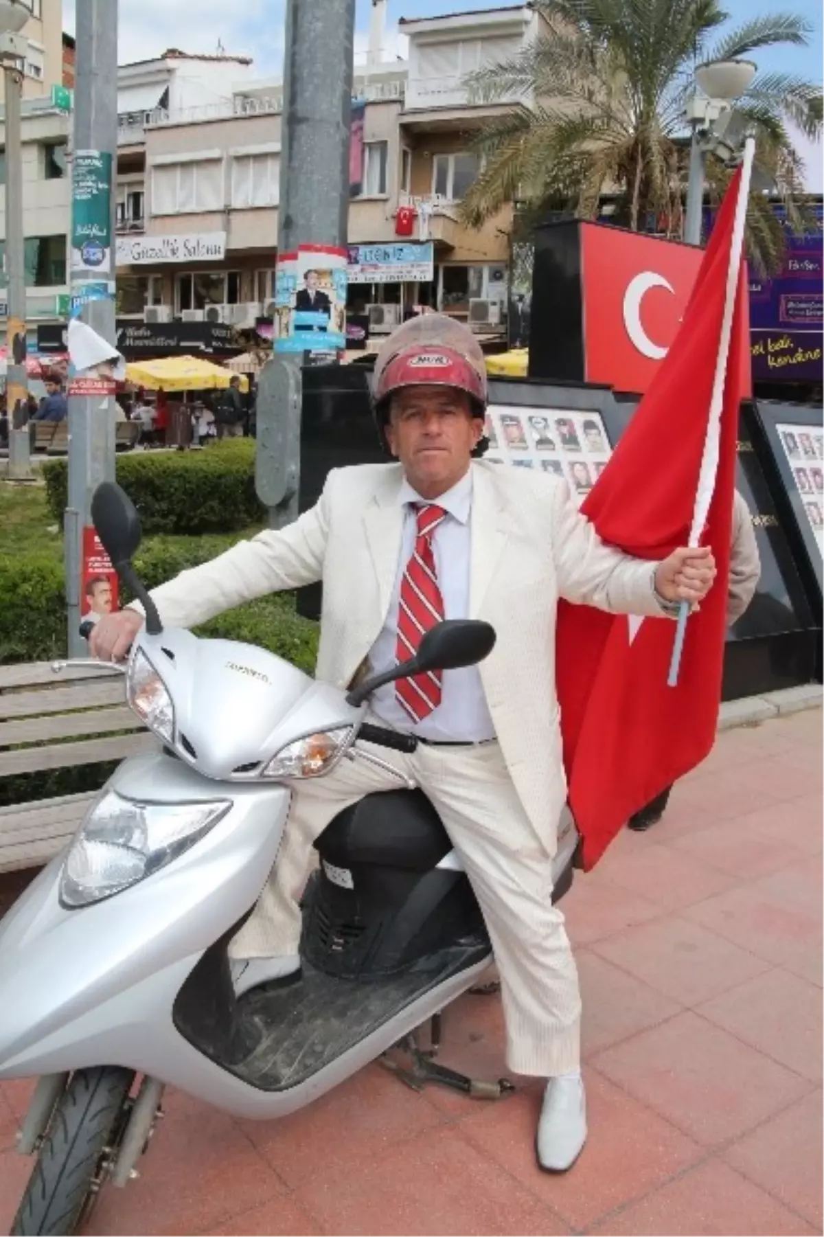 Bağımsız Aday Motosiklet Üzerinde Seçim Çalışmalarını Sürdürüyor