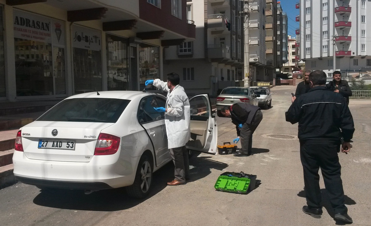 Camını Kırdıkları Otomobilden 104 Bin Lira Çaldılar